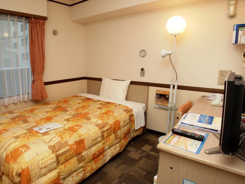 Toyoko Inn Hokkaido Sapporo-Eki Nishi-Guchi Hokudai Mae Exterior photo